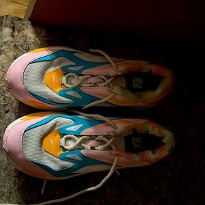 These are puma’s Size 7 in women colors: pink, orange , blue, white, and green
